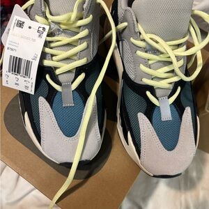 Brand new Adidas Yeezy Boost 700
Size 8
New with original tags